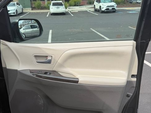 Used 2019 Toyota Sienna XLE image 11