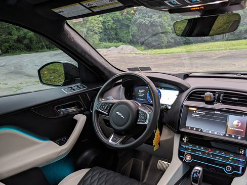 Used 2019 Jaguar F-PACE SVR image 18