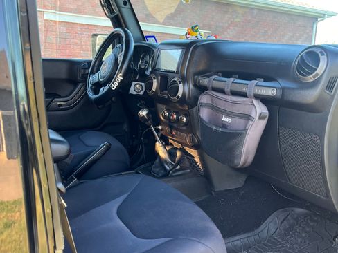 Used 2017 Jeep Wrangler Unlimited Sport w/ Connectivity Group AWD/4WD image 4