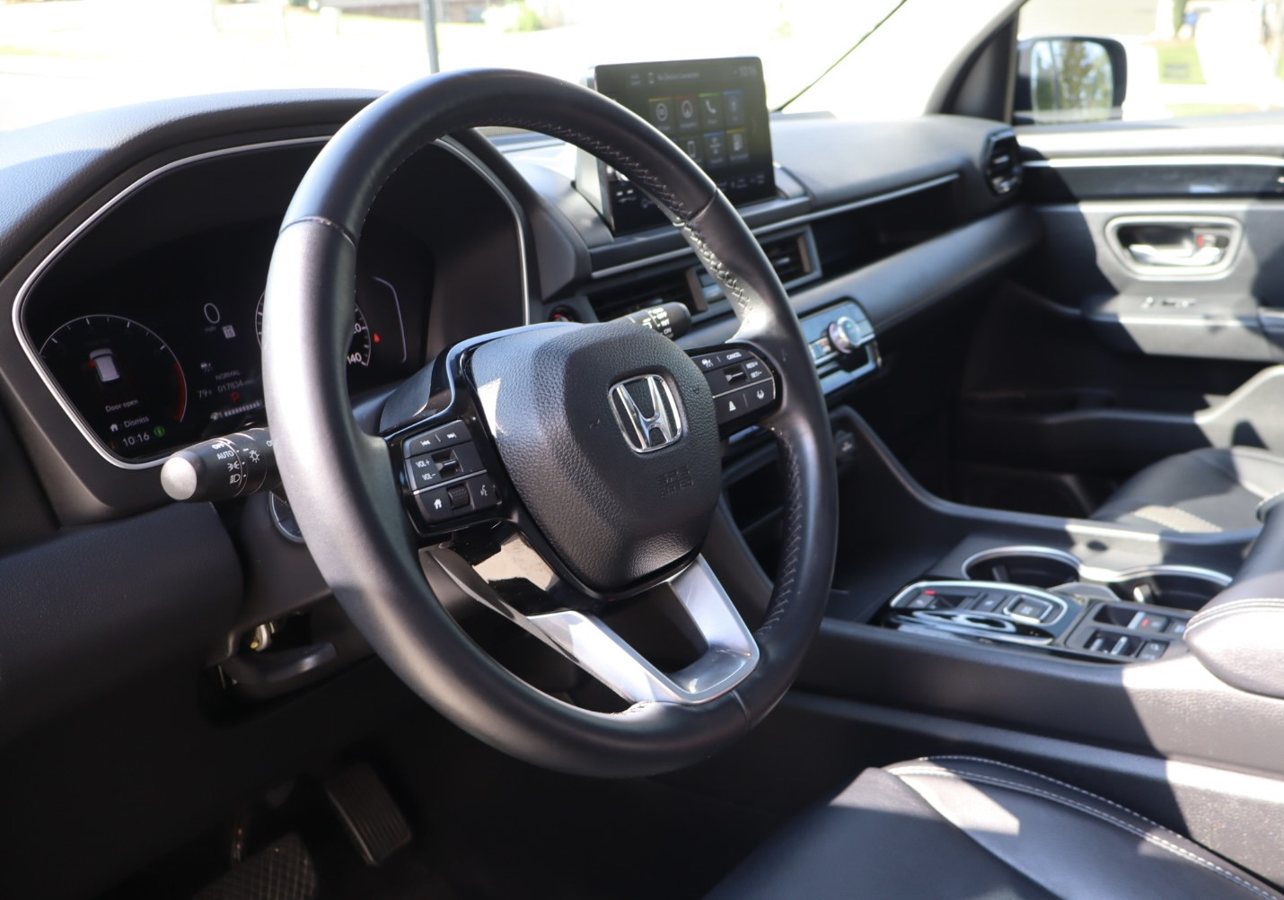 Used 2025 Honda Pilot Touring image 10