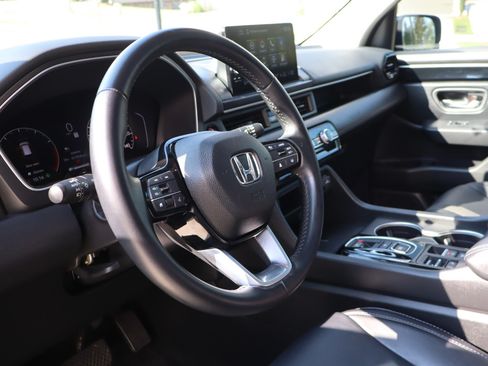 Used 2025 Honda Pilot Touring image 10