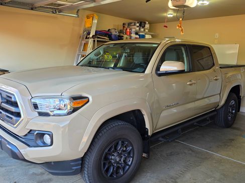Used 2017 Toyota Tacoma SR5 w/ Tow Package image 9