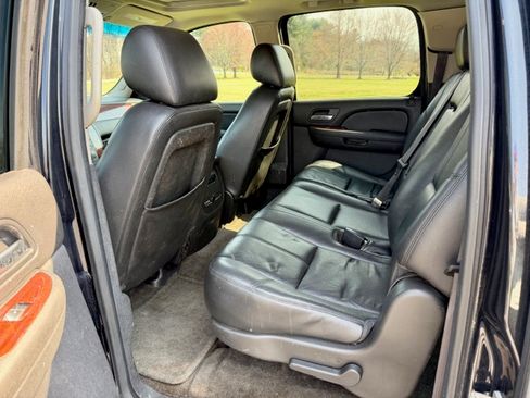 Used 2012 Chevrolet Suburban LT image 4