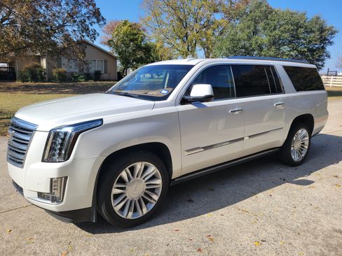 Used 2016 Cadillac Escalade ESV Platinum image 2