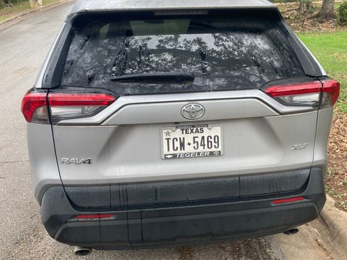 Used 2020 Toyota RAV4 XLE image 4