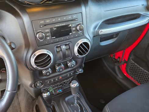 Used 2015 Jeep Wrangler Rubicon w/ Power Convenience Group image 14