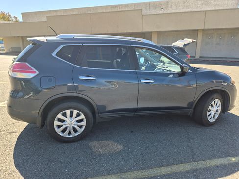 Used 2016 Nissan Rogue S w/ Appearance Package AWD/4WD image 2