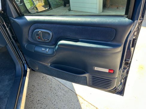 Used 1995 Chevrolet Tahoe 4WD 2-Door image 15