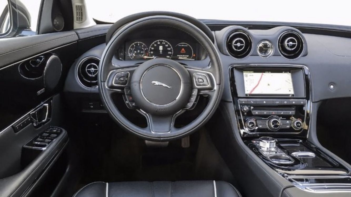Used 2016 Jaguar XJ R-Sport RWD image 2