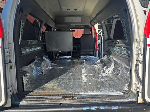 Used 2010 Ford E-250 and Econoline 250 Extended Van 3D image 7