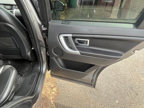 Used 2017 Land Rover Discovery Sport SE image 16