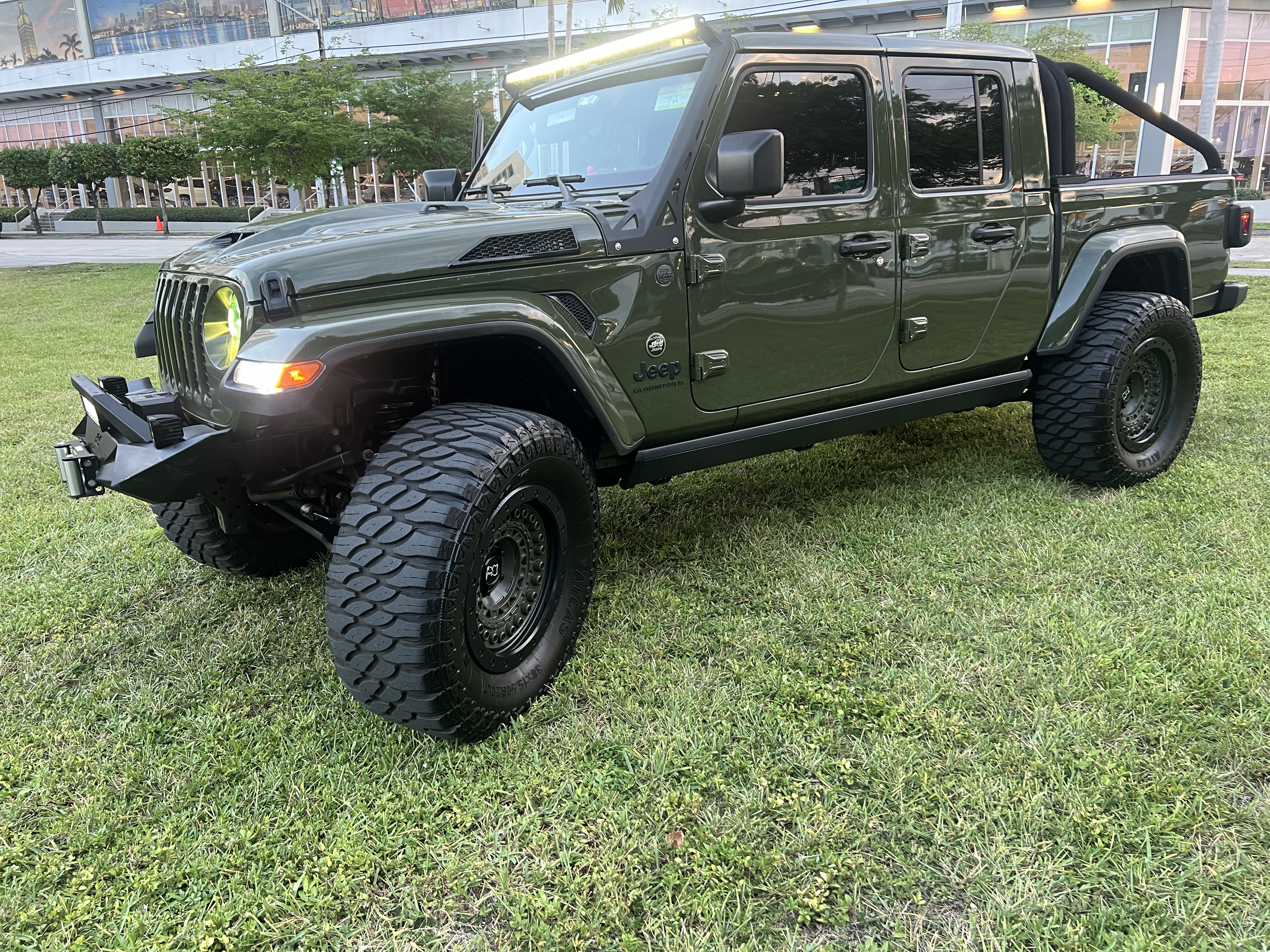 Used 2023 Jeep Gladiator Sport AWD/4WD image 19
