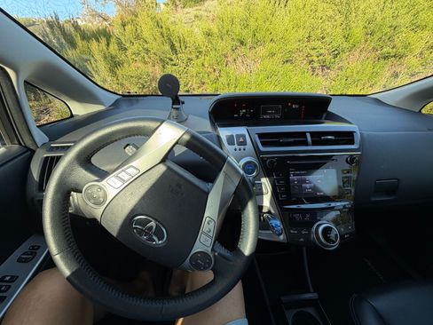 Used 2017 Toyota Prius V Four w/ Carpet Mat Package FWD image 5