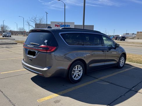 Used 2022 Chrysler Pacifica Touring-L image 2