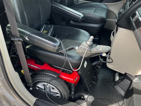 Used 2016 Chrysler Town & Country Touring image 1