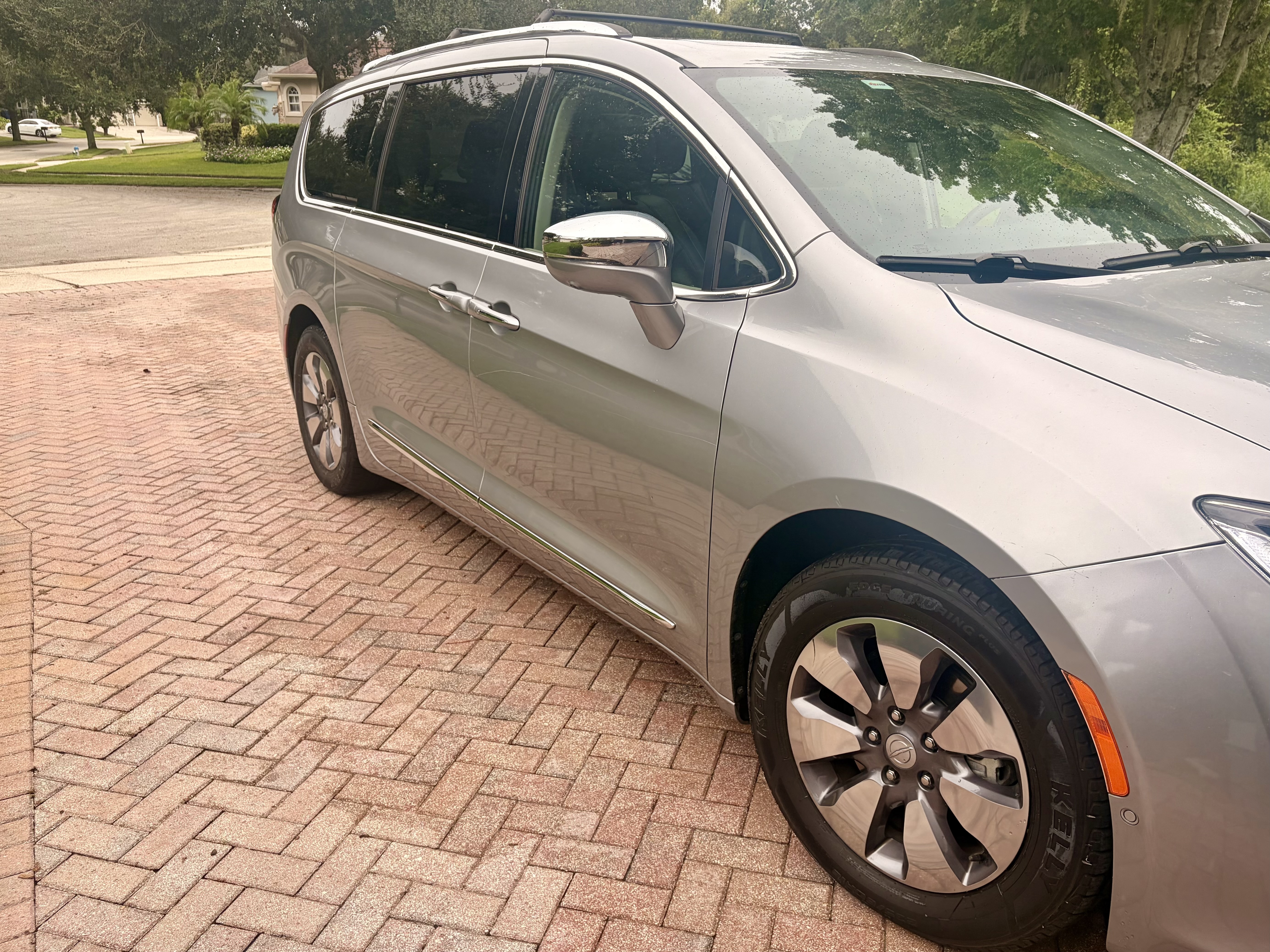 Used 2018 Chrysler Pacifica Limited w/ Advanced Safetytec Group FWD image 5