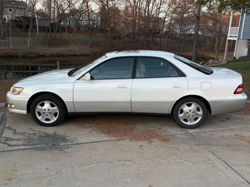 Used 2000 Lexus ES 330 300 Sedan 4D image 1