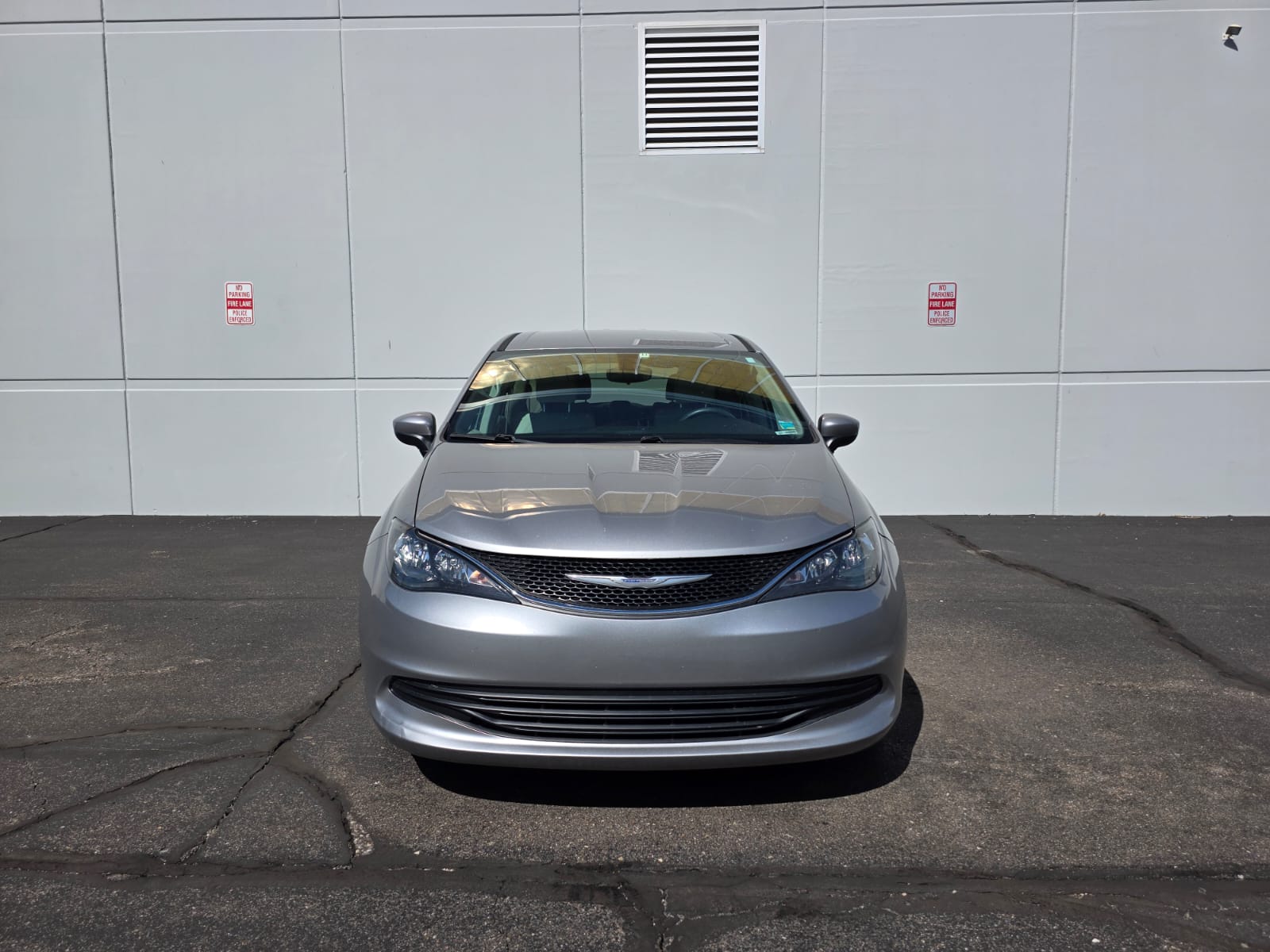 Used 2017 Chrysler Pacifica Touring FWD image 2