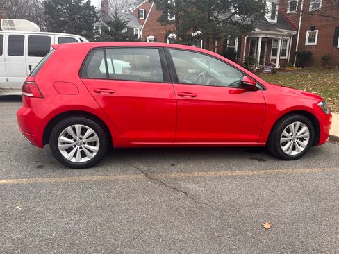 Used 2018 Volkswagen Golf SE image 2