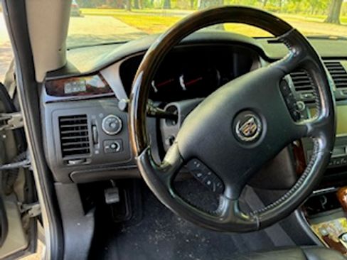 Used 2011 Cadillac DTS Premium image 6