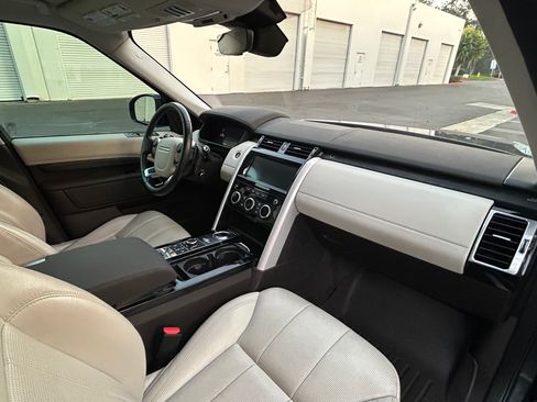Used 2019 Land Rover Discovery HSE image 8