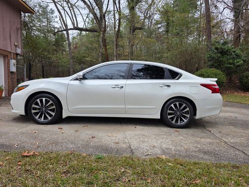 Used 2017 Nissan Altima 2.5 SL w/ 2.5 Technology Package image 1
