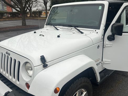 Used 2013 Jeep Wrangler Unlimited Sahara image 27
