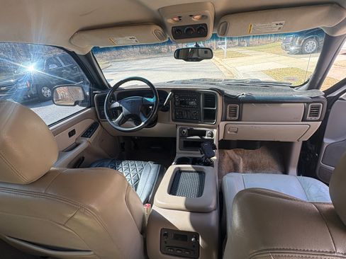 Used 2003 Chevrolet Suburban Z71 image 9