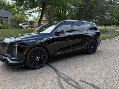 Used 2026 Cadillac Vistiq Platinum image 2