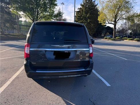 Used 2012 Chrysler Town & Country Touring image 6