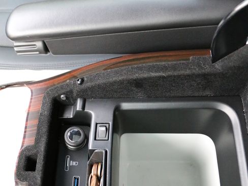 Used 2017 Land Rover Range Rover HSE image 16