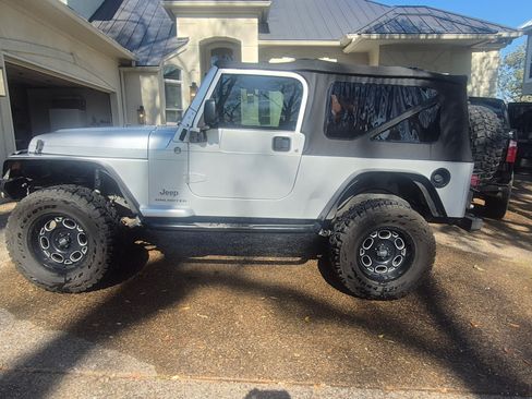 Used 2005 Jeep Wrangler Unlimited AWD/4WD image 4