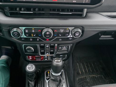 Used 2025 Jeep Wrangler Unlimited Rubicon w/ Technology Group image 12