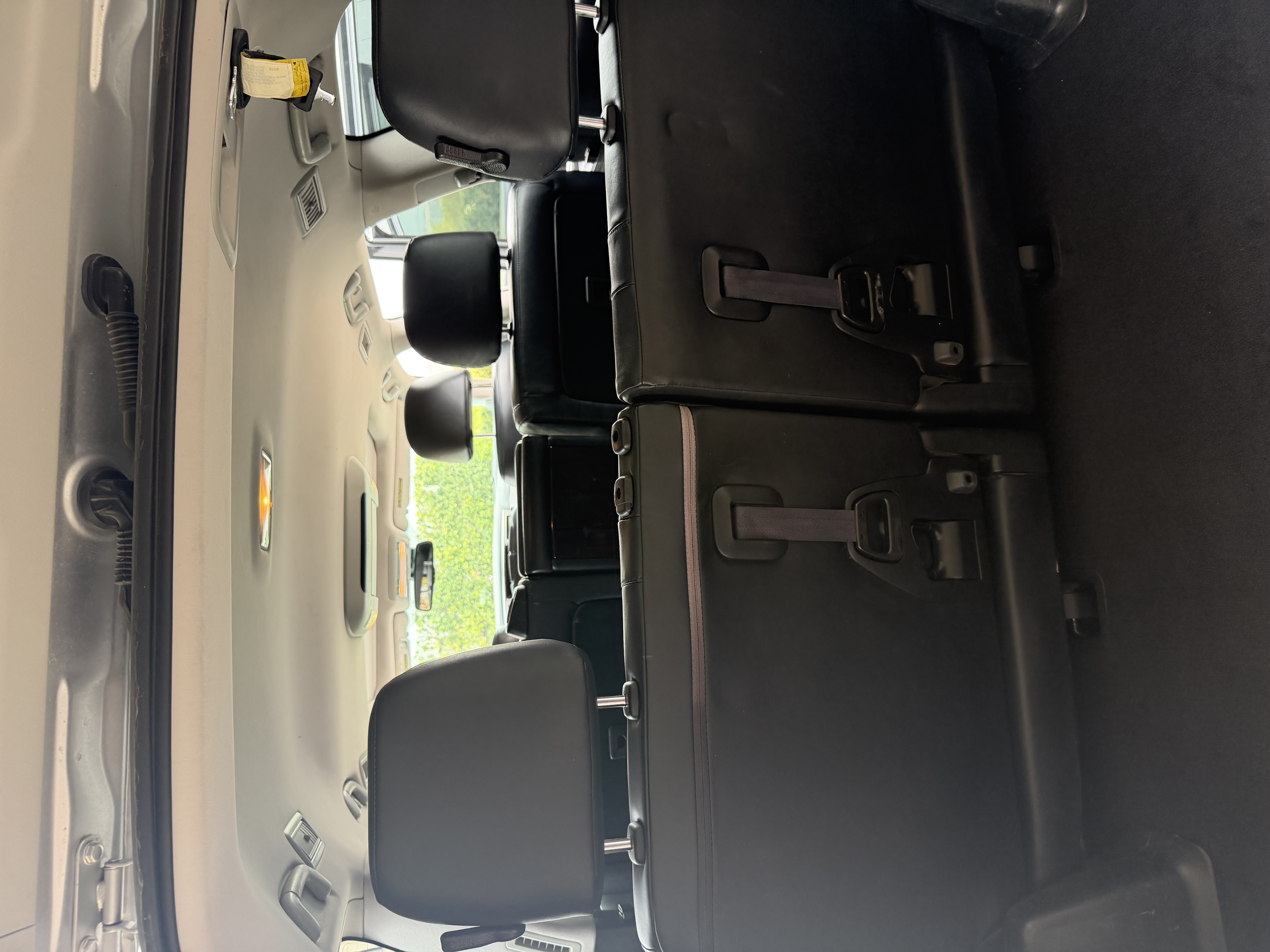 Used 2011 Lexus LX 570 4WD w/ Luxury Pkg image 2