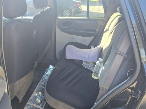 Used 2004 Chevrolet TrailBlazer LS w/ LS Preferred Equipment Group image 8