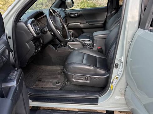 Used 2022 Toyota Tacoma TRD Off-Road image 13