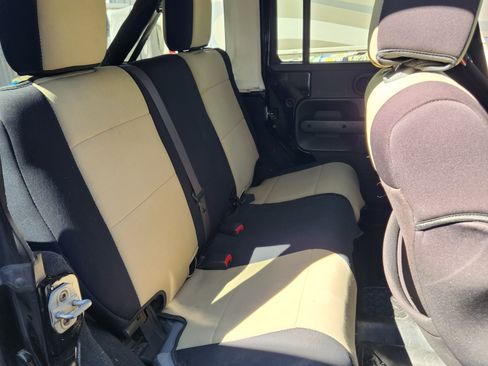 Used 2007 Jeep Wrangler Unlimited Sahara w/ Dual Top Group image 13