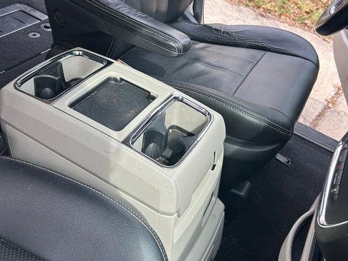 Used 2016 Chrysler Town & Country Touring-L image 14