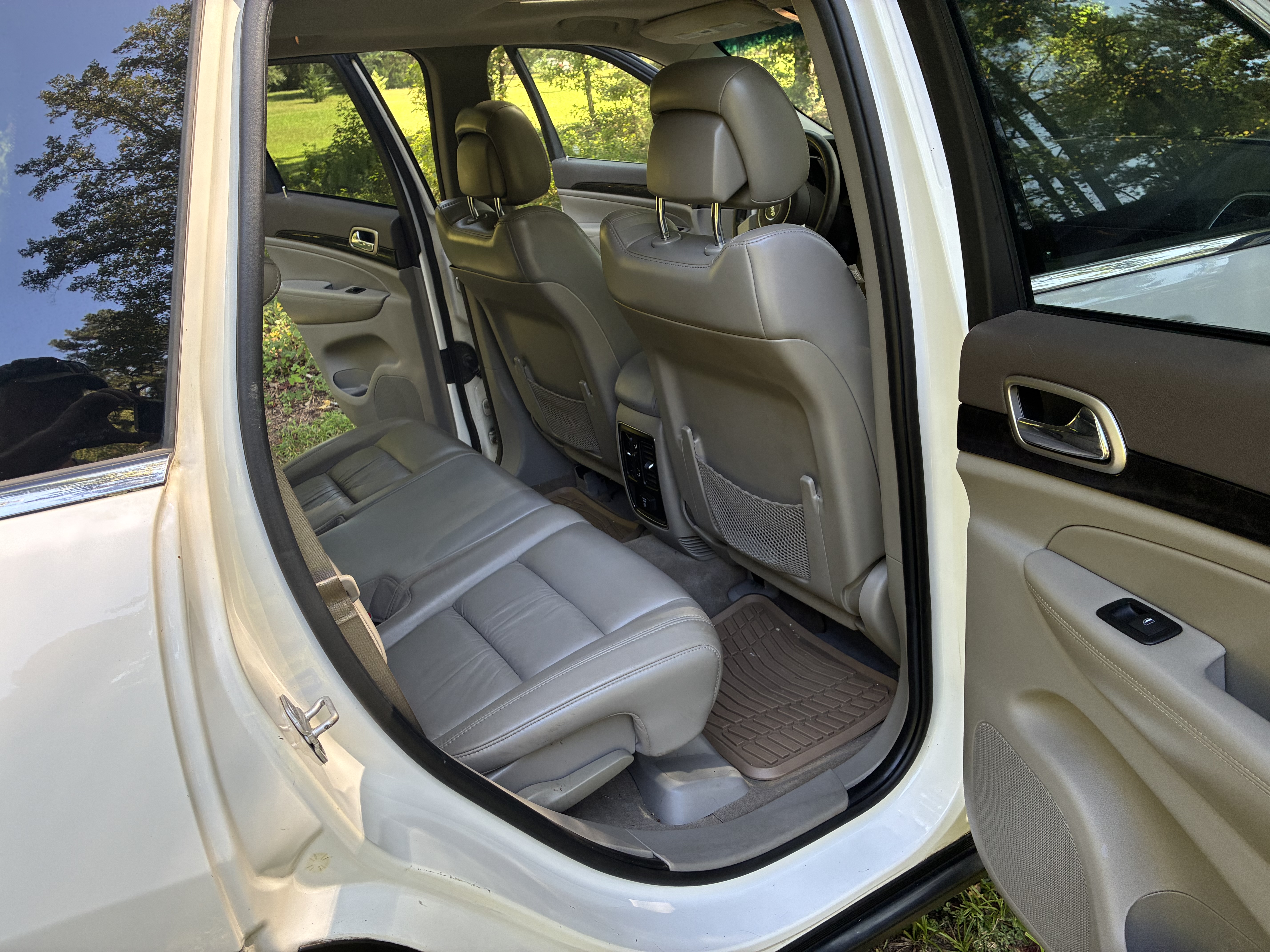 Used 2011 Jeep Grand Cherokee Laredo AWD/4WD image 10