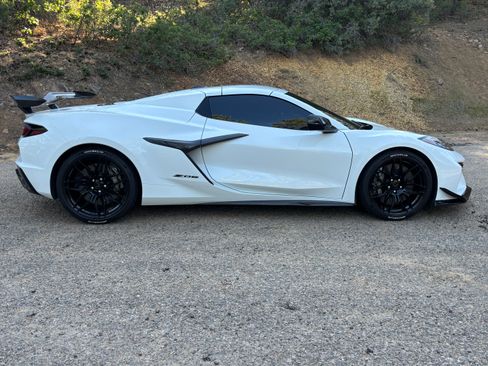 Used 2024 Chevrolet Corvette Z06 w/ Z07 Performance Package RWD image 11