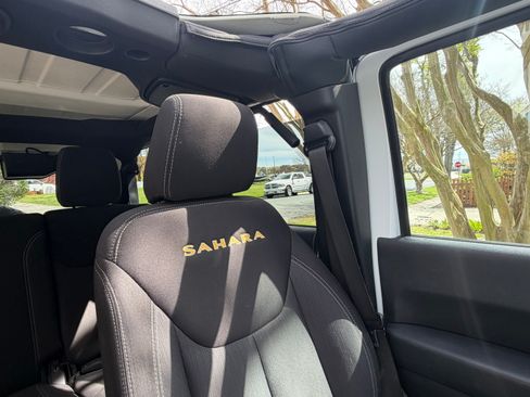 Used 2015 Jeep Wrangler Unlimited Sahara image 14