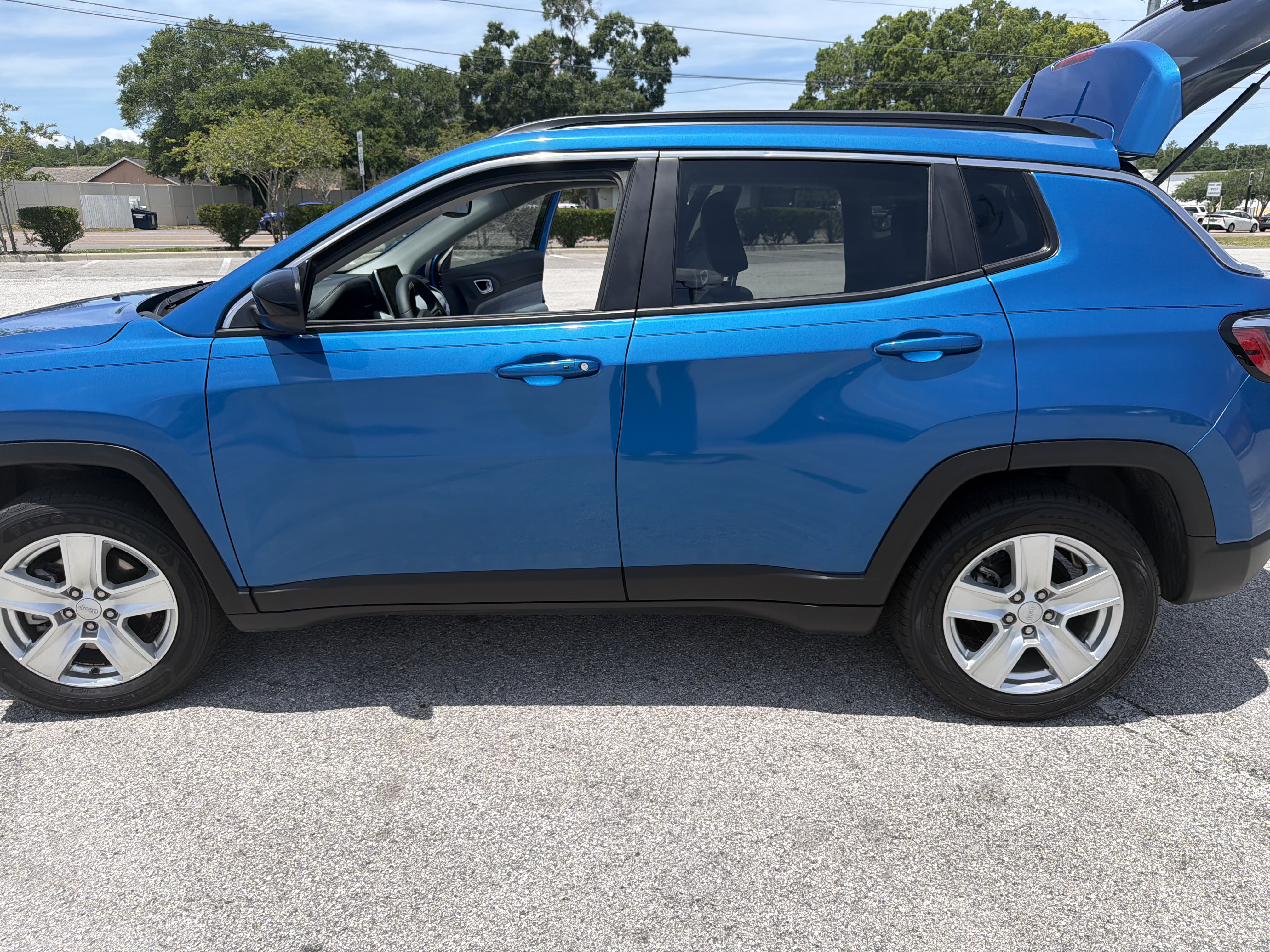 Used 2022 Jeep Compass Latitude FWD image 4