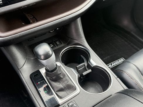 Used 2017 Toyota Highlander XLE image 8