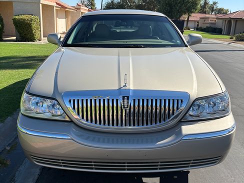 Used 2010 Lincoln Town Car Signature Limited image 8