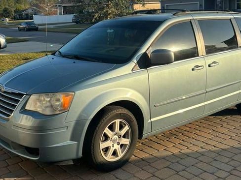 Used 2010 Chrysler Town & Country Touring image 6