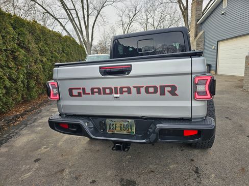 Used 2023 Jeep Gladiator Sport image 8