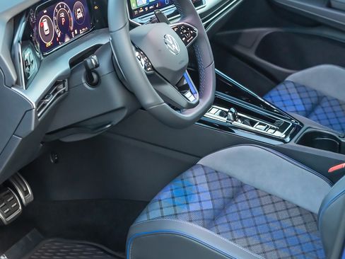 Used 2025 Volkswagen Golf w/ Euro Style Package image 18