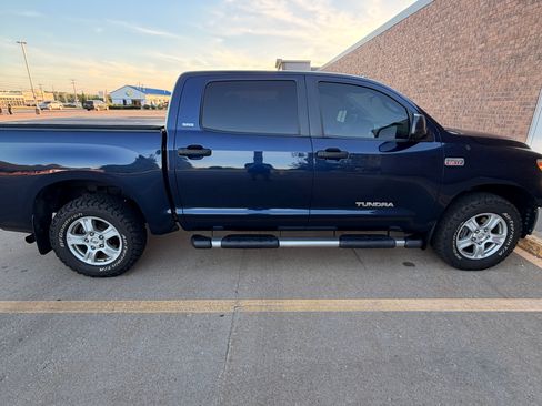 Used 2011 Toyota Tundra 4x4 CrewMax w/ SR5 Pkg image 2