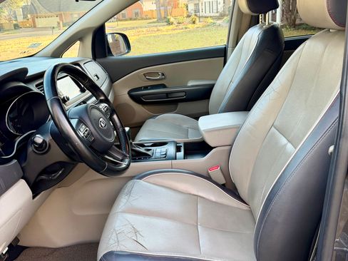 Used 2017 Kia Sedona LX w/ LX Essentials Premium Package image 10