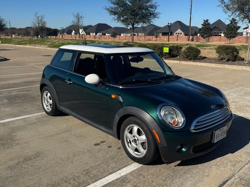 Used 2010 MINI Cooper Hardtop image 2